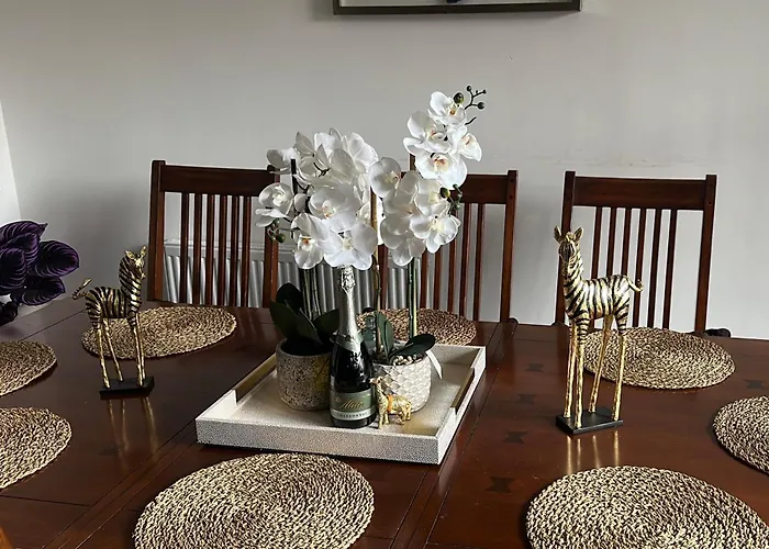 5 Bedroom Luxury Townhouse Near City Centre, Sleep 16