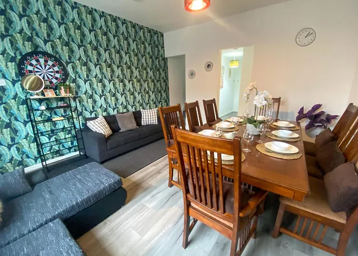 5 Bedroom Luxury Townhouse Near City Centre, Sleep 16